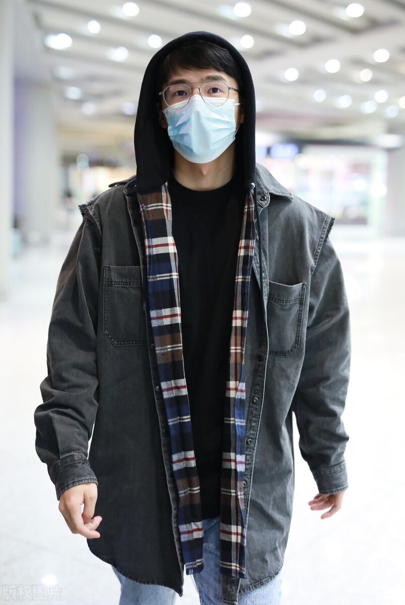 刘昊然戴银边眼镜现身机场,一身学生风装扮呆萌可爱