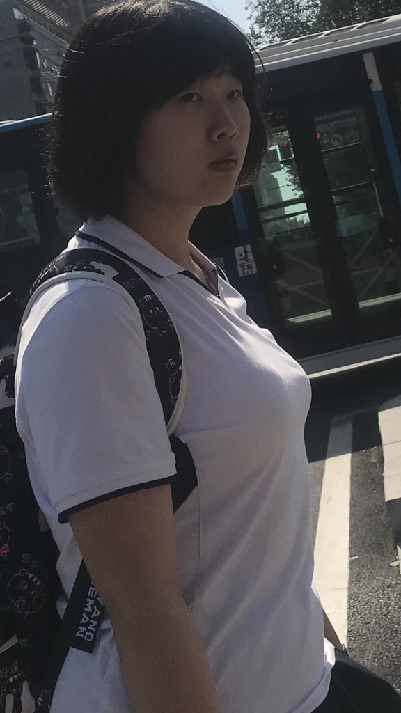 这个女生的胸多大?