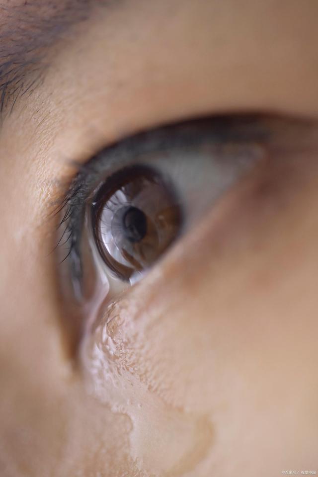 徐婆婆今年60岁,这几年一到冬天她的左眼就开始无缘无故流泪,但因没有