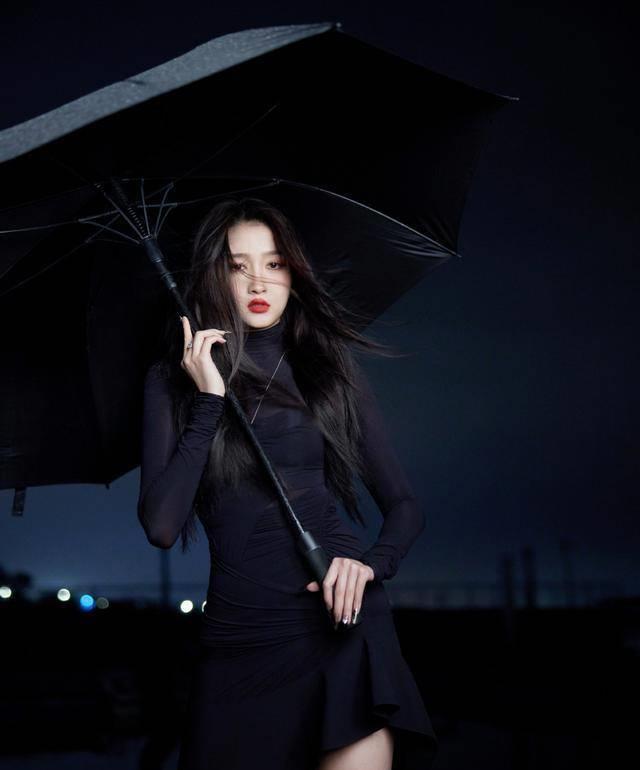 关晓彤暗夜撑伞大片,黑色紧身裙,红唇长发,冷冽而危险_故事