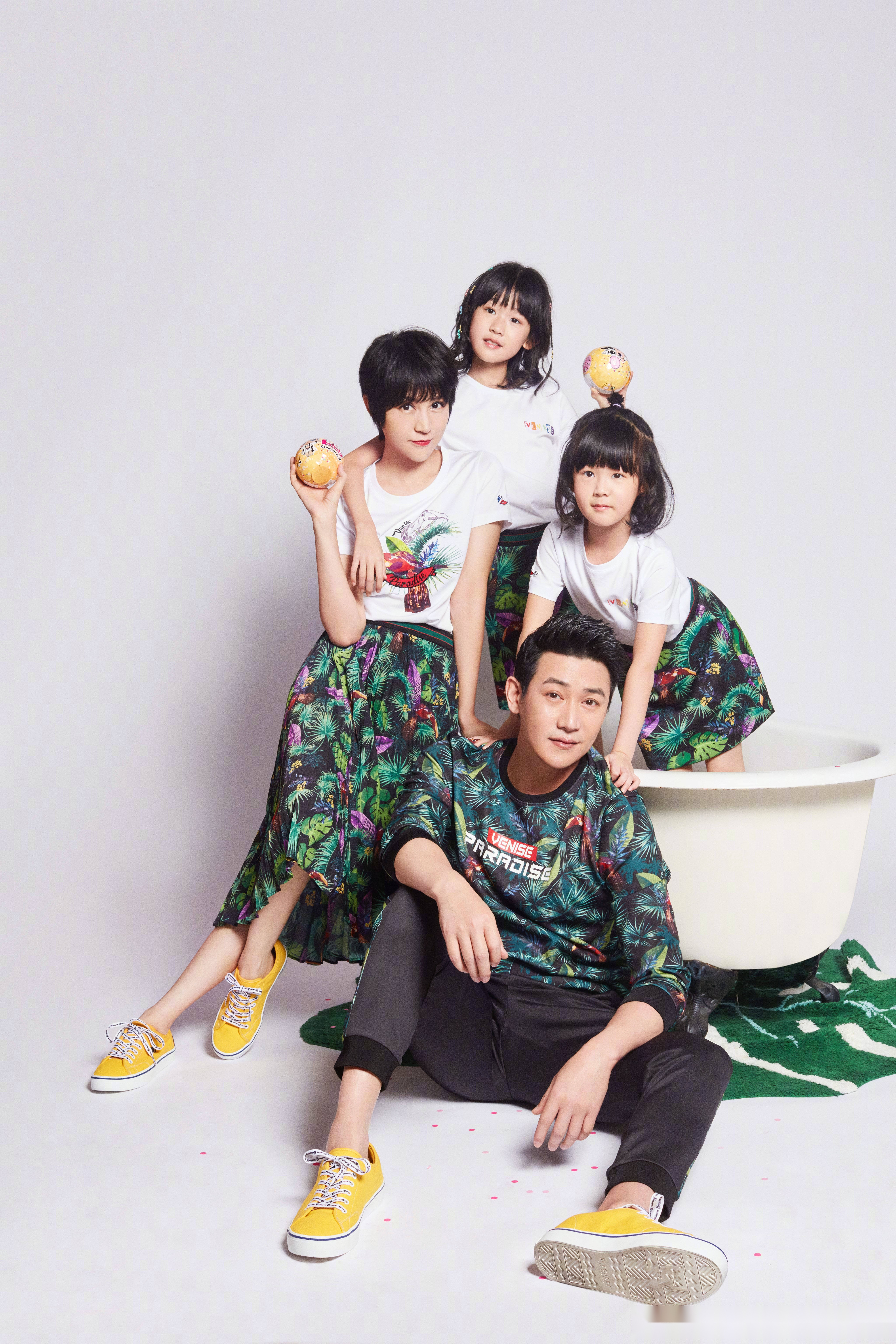 他们全家长得真的好像,姐妹俩我有点傻傻分不清楚.