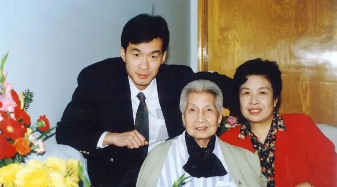 照片中的小伙子被造谣为张陶,其实是陶铸外孙张亮