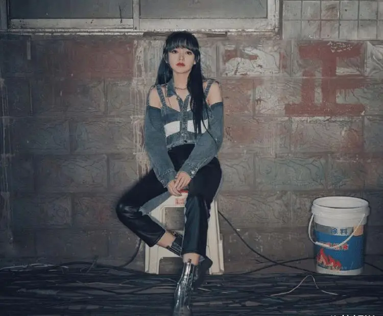 程潇也太敢穿了吧一身镂空牛仔外套出镜这身材我柠檬酸了