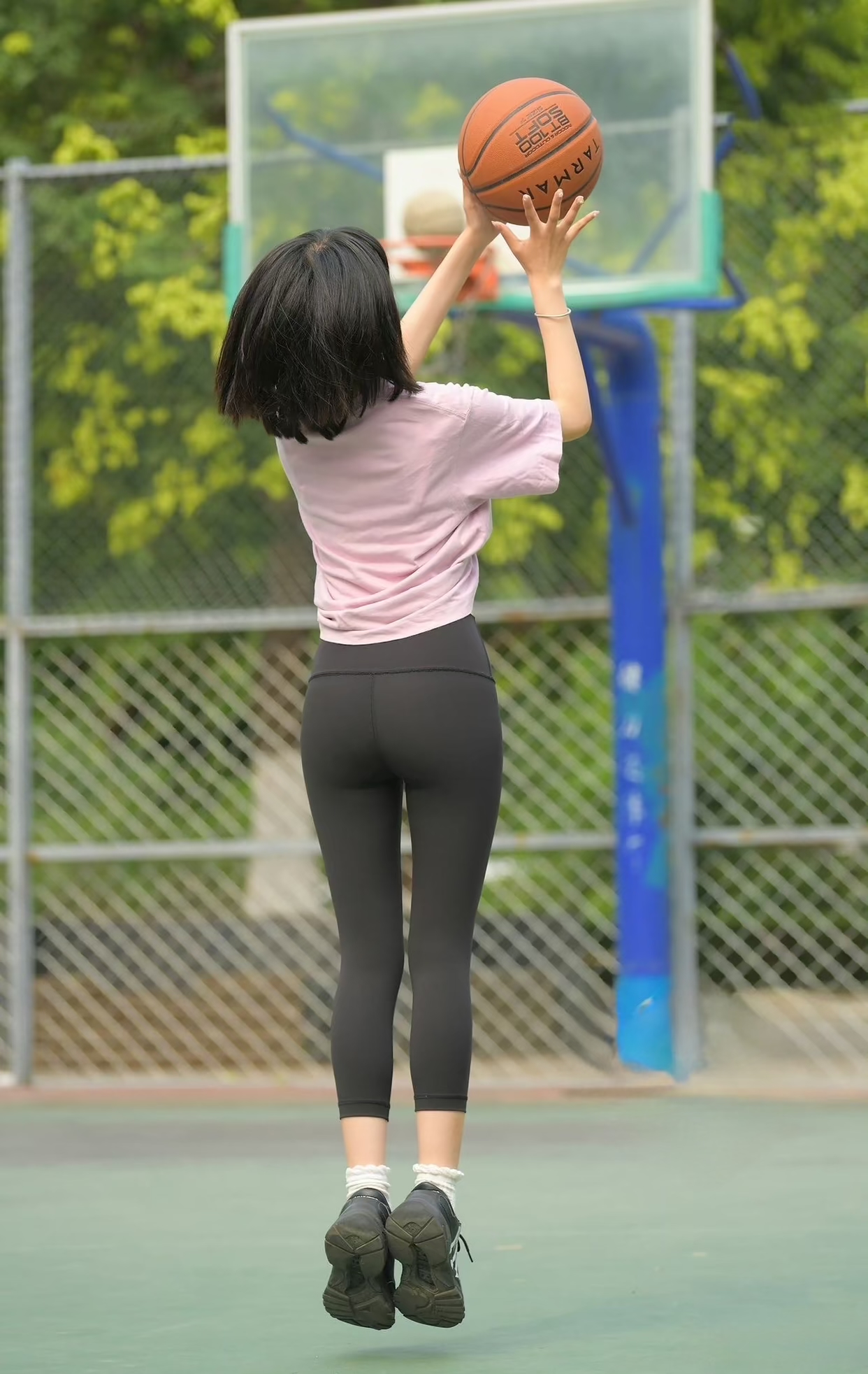 美的背影线#美女# #遇见好身材# #背影杀手# #街拍# #紧身牛仔裤美女