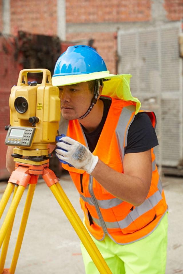 在建筑行业中,各种安全防护设备如安全帽,安全带和安全网等,可以有效