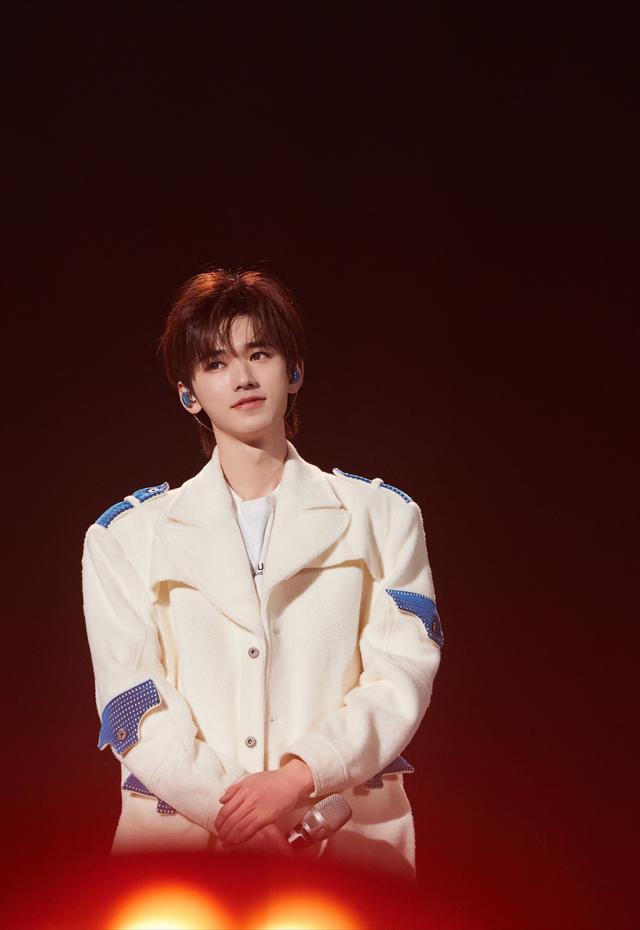 宋亚轩帅气新照引爆互联网,流量小生魅力无限