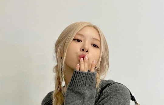 rosie朴彩英更新照片