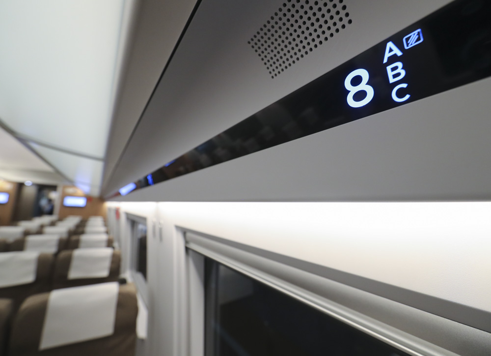 中国标准动车组"复兴号"投入运营 京沪高铁正式双向首发