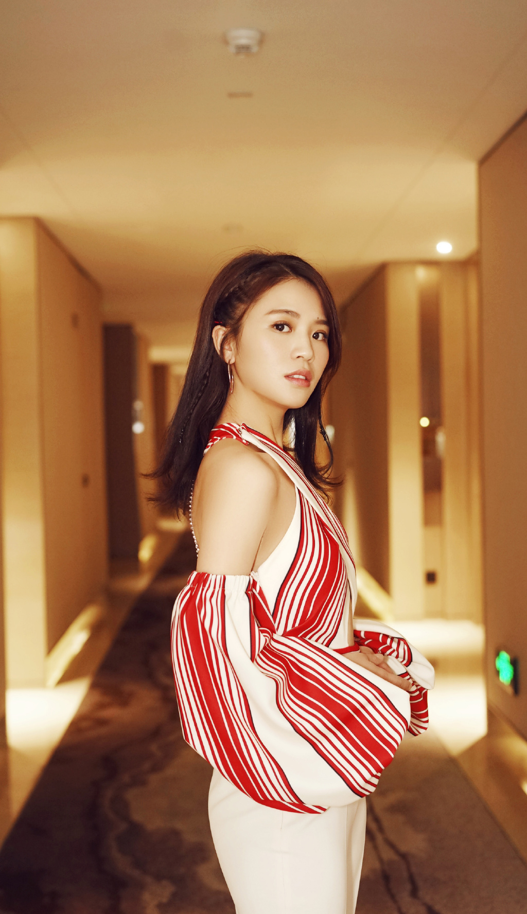 黄英甜美俏皮写真图片