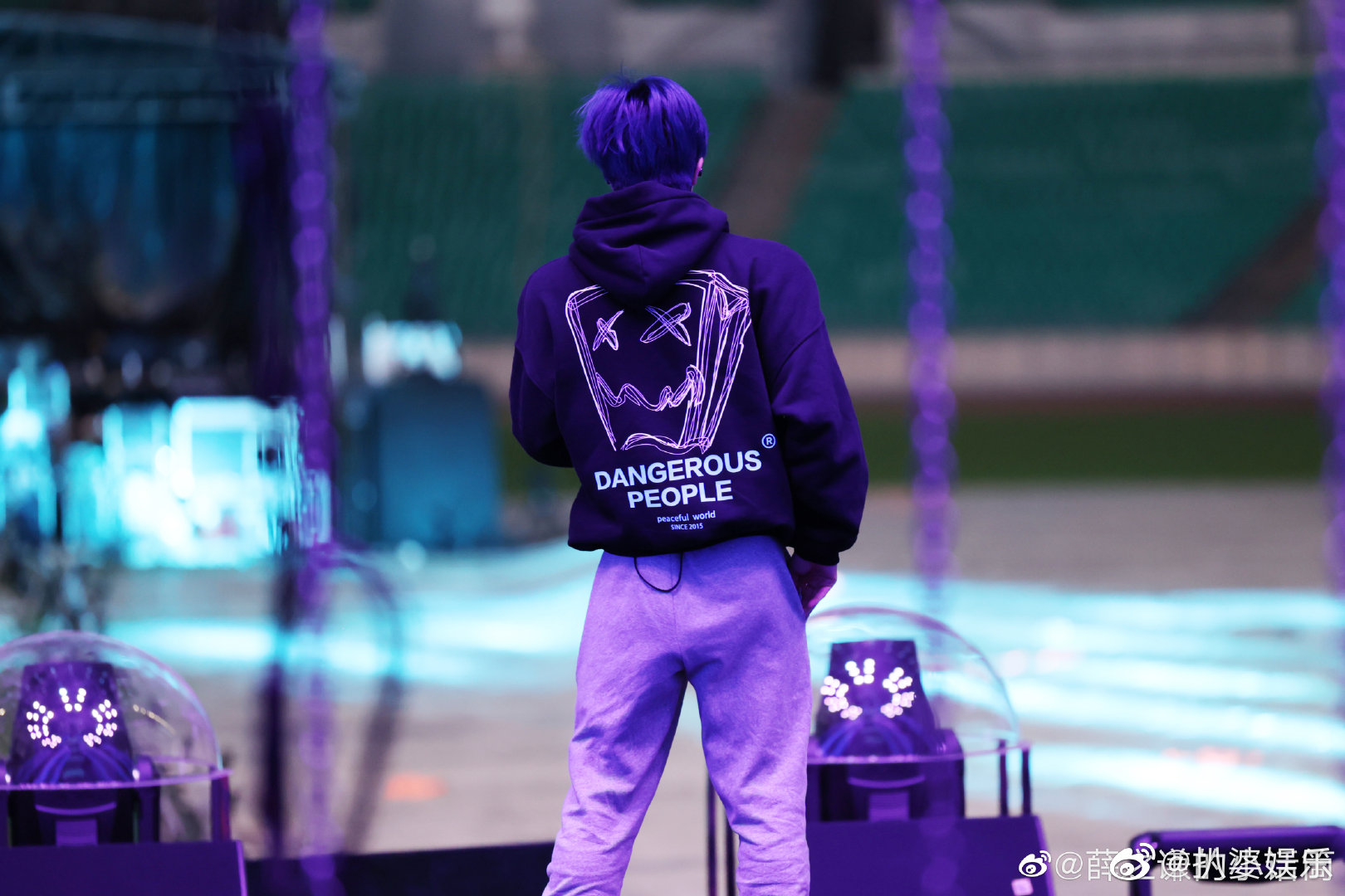 薛之谦这背影和蓝发有被帅到,用心准备的盛大浪漫,期待今晚……__财经