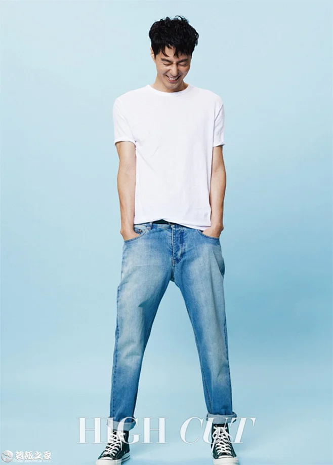 赵寅成拍时尚大片秀长腿 黑白装休闲自在- 韩饭之家新闻站