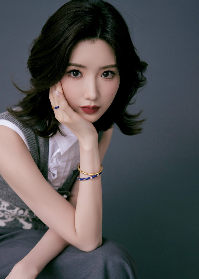 毛晓彤这个穿搭真的好有有职业女性的魅力,真的好飒,这个发型简直点睛