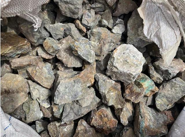 能经过选矿成为含金品位较高的金精矿或者说是金矿砂,金精矿需要经过