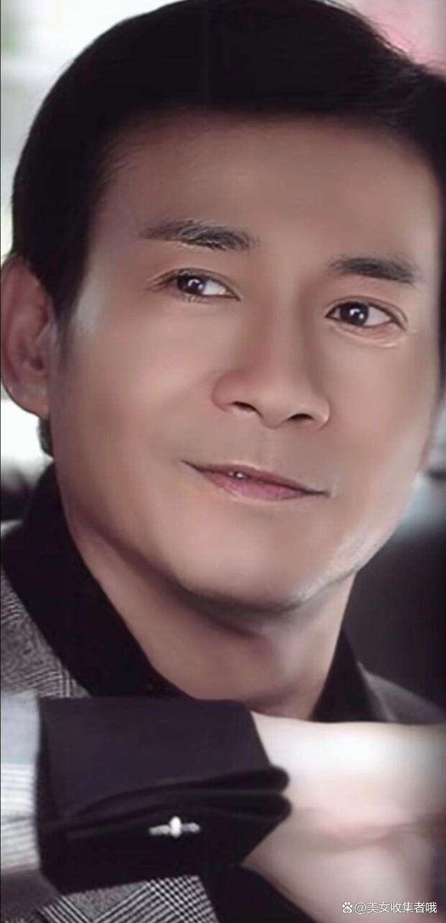 郑少秋,1947年出生于香港,祖籍广东番禺,是一位备受赞誉的香港男演员