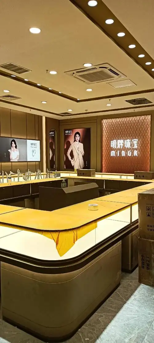 铜陵万达!明牌珠宝安装完工即将开业#生活不易只为碎银几两 # - 抖音