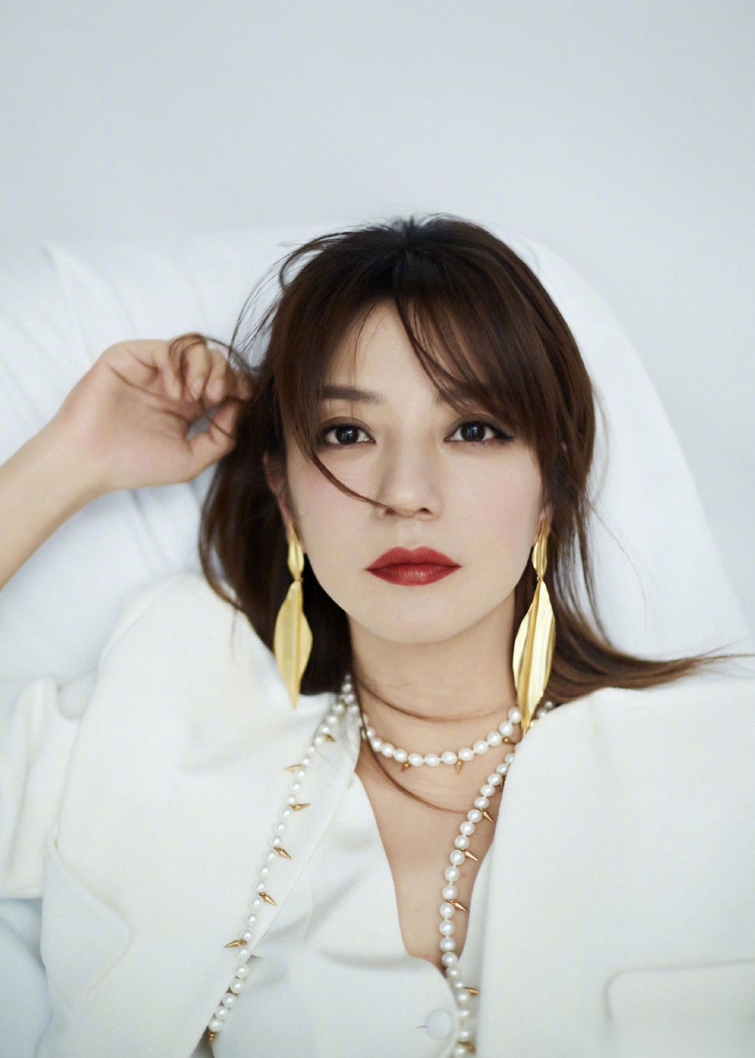 赵薇身穿白色西装出席品牌活动,点缀金色落叶耳环别致优雅,现场谈到