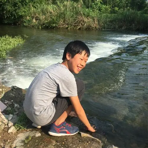 瑞宝想下河游泳了.