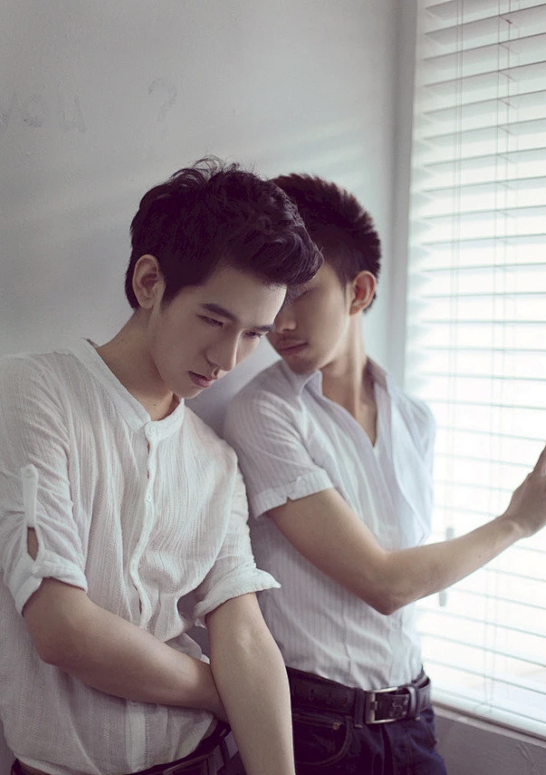 我爱他,这不是同性恋或异性恋的问题,只是爱的问题.