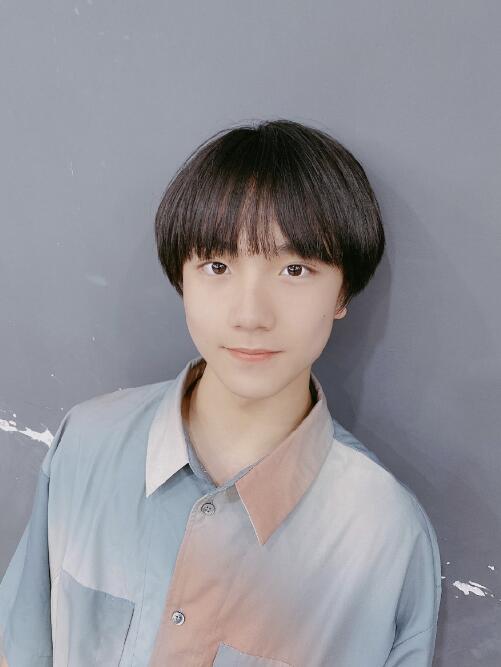 最后就是还很少露面的时代峰峻三代团练习生苏新皓,他是重庆一中初二