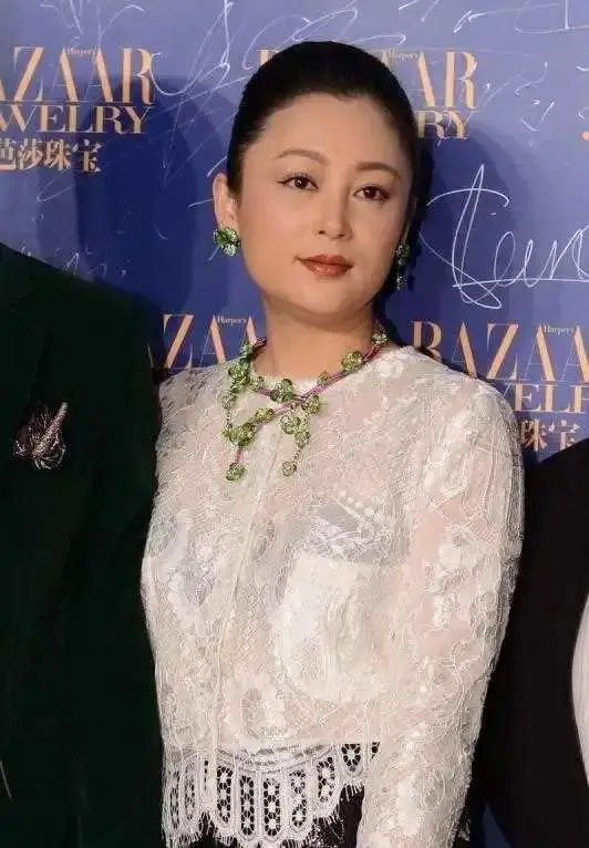 陈红这次尝试了白色的蕾丝上衣,浅淡干净的纯白色是各个年龄段女性都