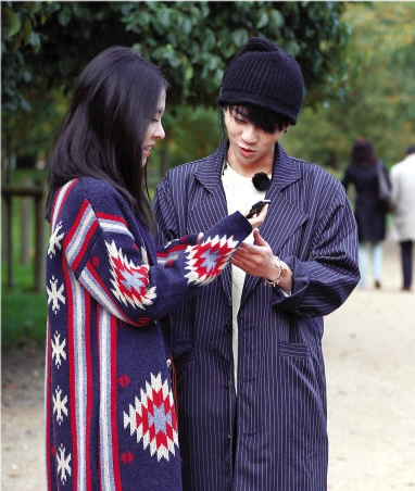 华晨宇与杨幂蜡像合影意外暴露情侣手机壳与张碧晨复合了