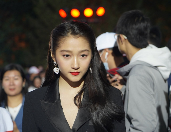 有特别多喜欢和支持她的粉丝,关晓彤去参加了北电校庆 ,关晓彤现在别