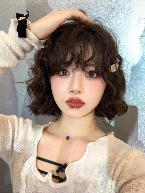 不挑脸型的齐肩法式复古烫发短发尴尬期就型