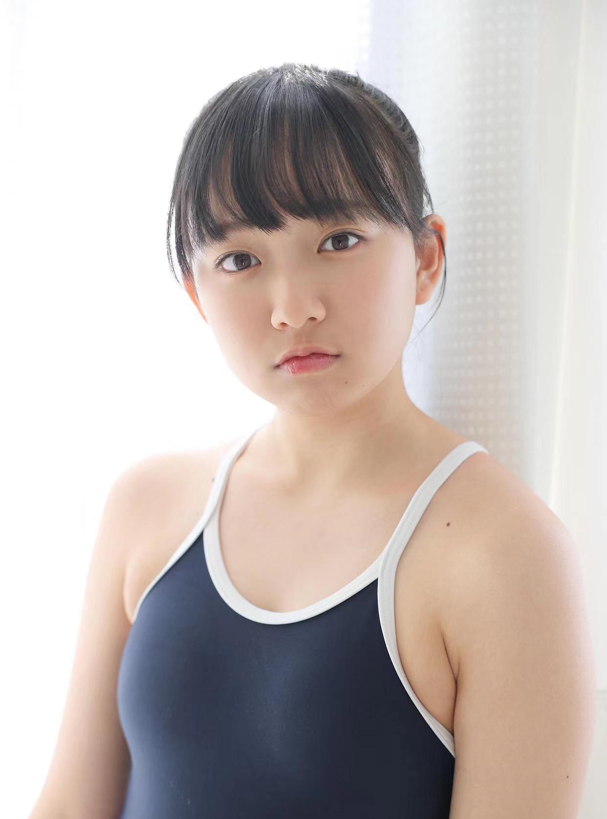 日系清新风格摄影人像,这个女孩长着一张娃娃脸,看起来就很可爱.