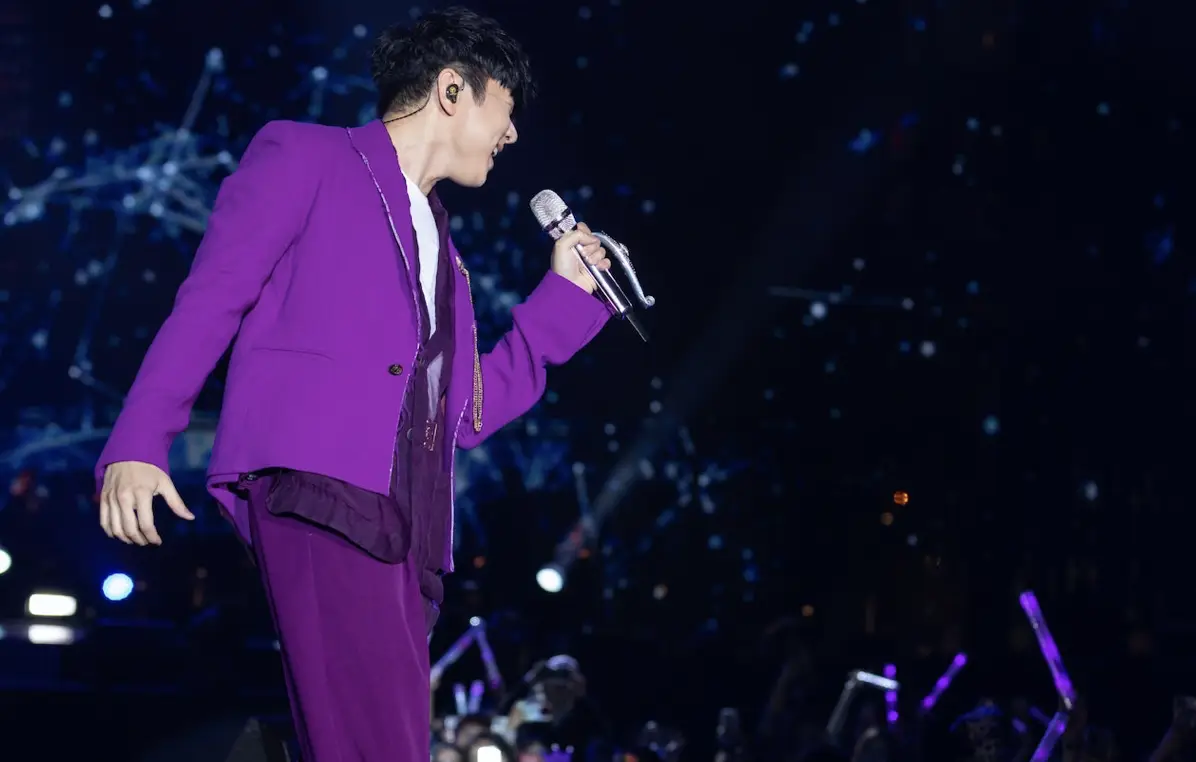 林俊杰首办香港户外演唱会,献唱张国荣经典,网红现场闹事被带走_观众