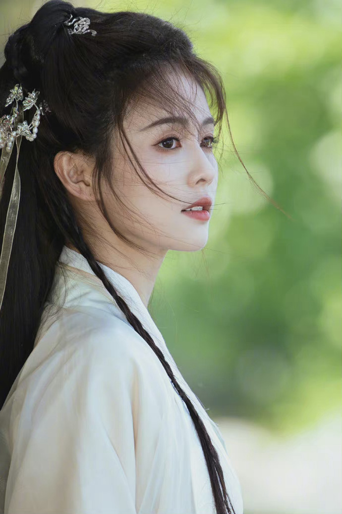 白鹿白衣湖边写真