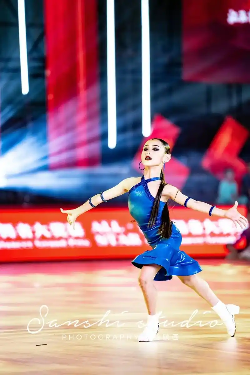 利用时间的方式,就是塑造自己的方式#悠悠拉丁舞 #拉丁舞表演 - 抖音