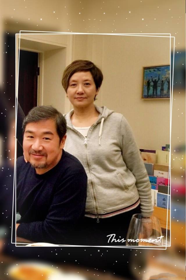 62岁邓婕不会老?穿上黑色卫衣娇小玲珑,素颜出面依旧气质出众!