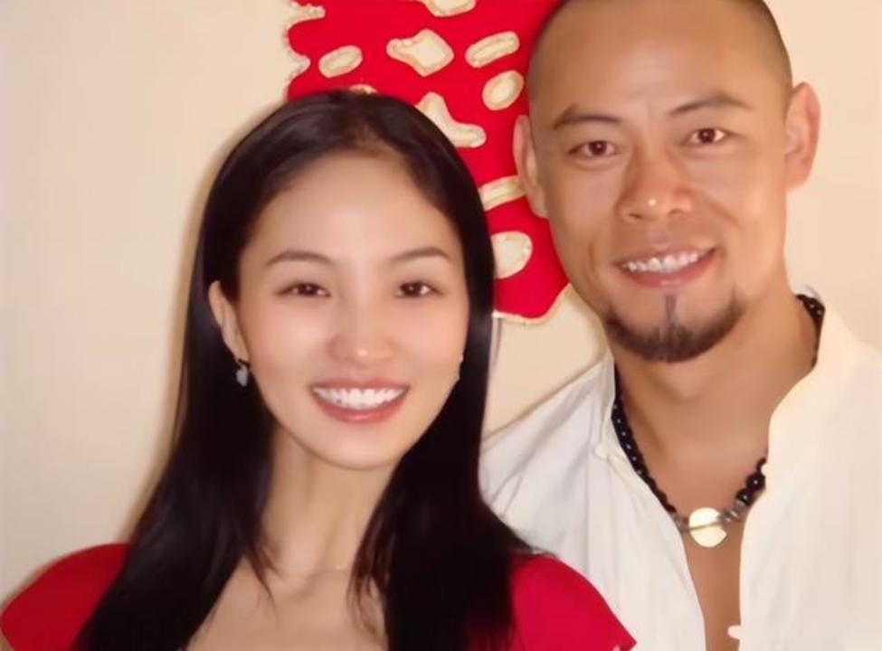 晋松小10岁妻子晒旗袍美照,身材凹凸有致有韵味,美