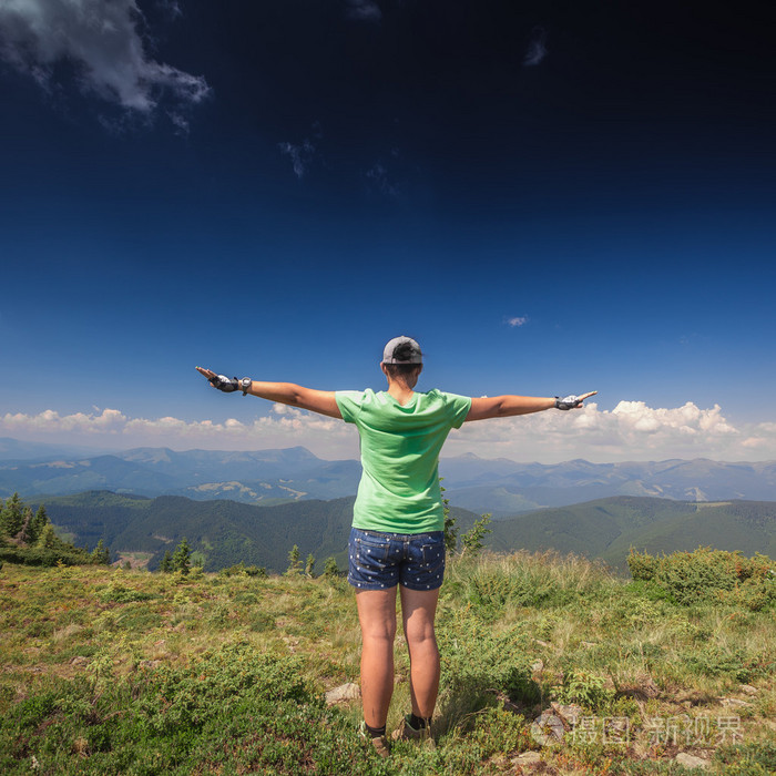 站在一个山顶上的女人