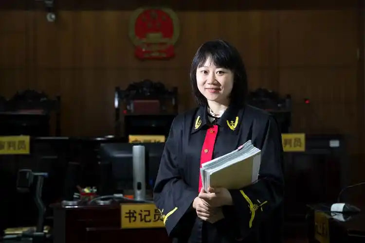 市中级法院法官钟莹莹用聆听敲开矛盾化解的大门