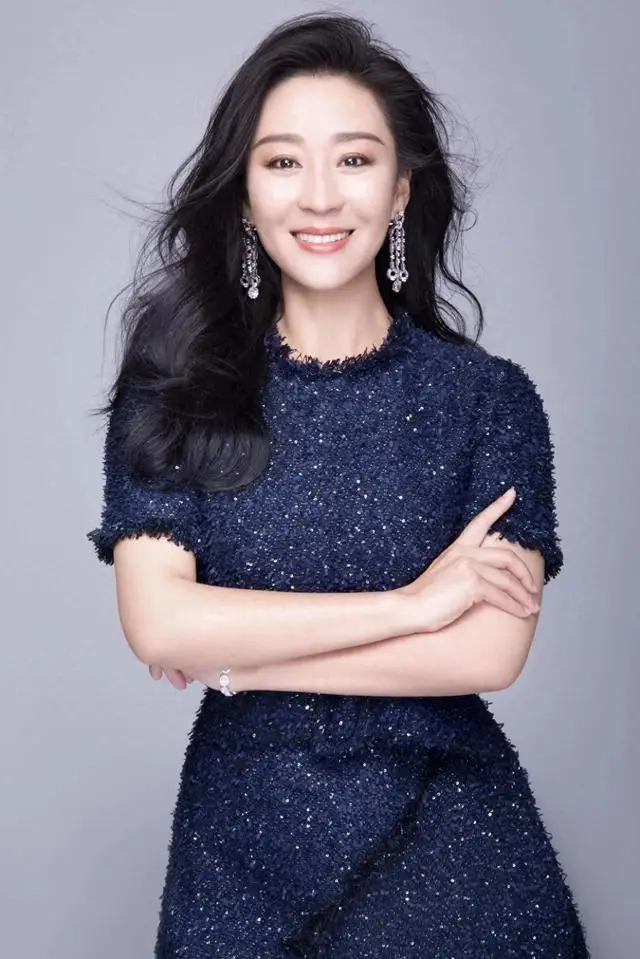 近日,苗圃被爆出曾因父亲病重缺钱,无奈与罗晋分手的._生活_挑战_家人