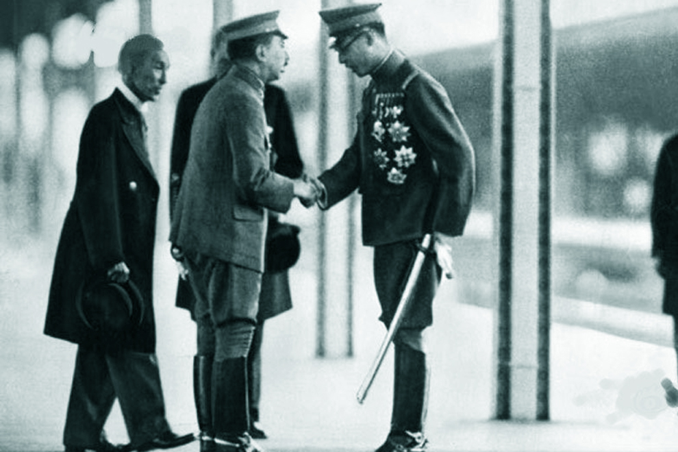 溥仪访问日本,裕仁天皇到火车站迎接.