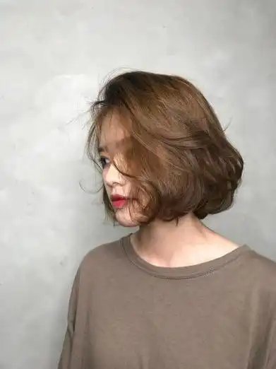 自然微捲鲍伯搭配自然轻棕色,不只有型整理更轻鬆!