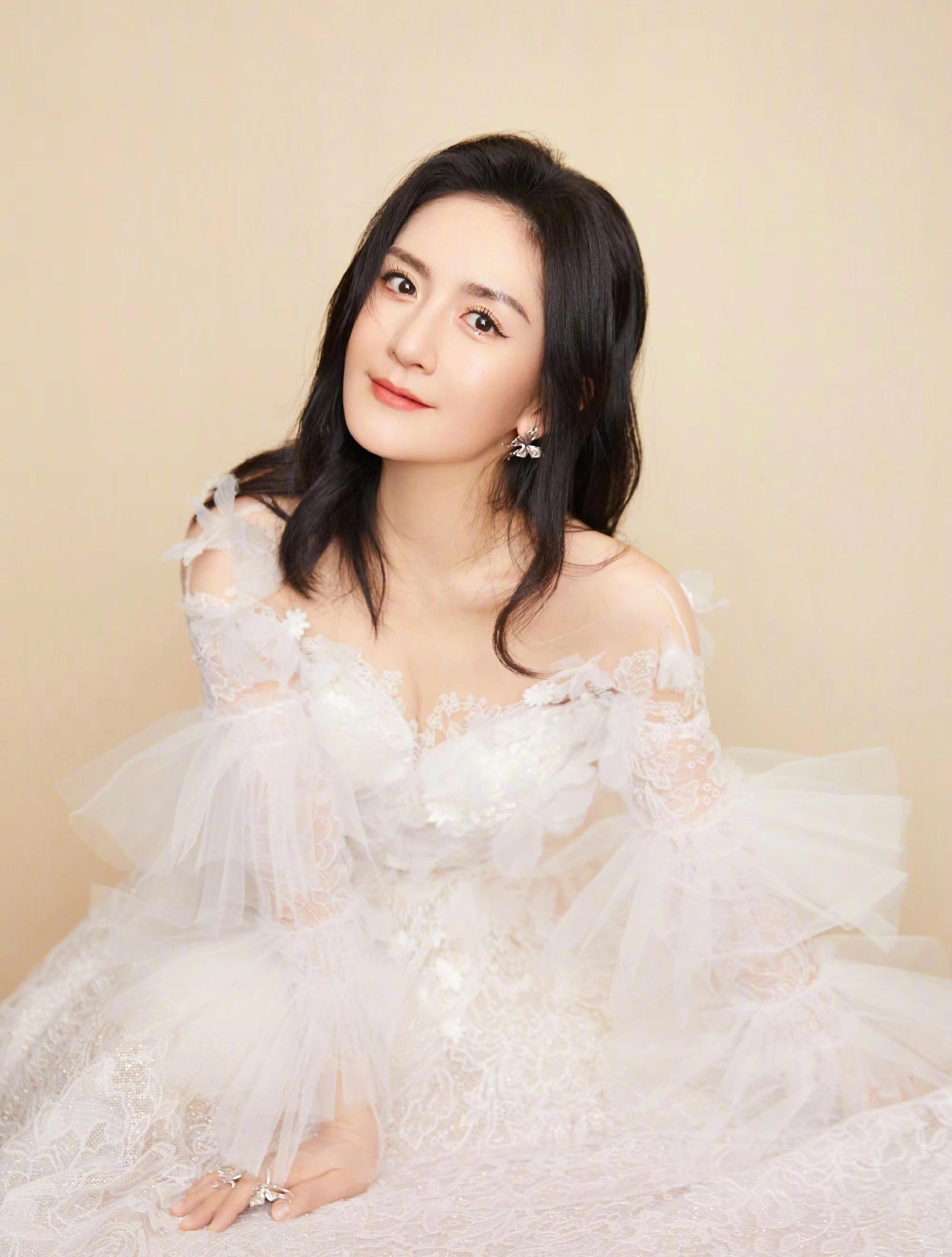 原创谢娜二胎产后复出跨年晚会不主持而唱歌气质更加温婉