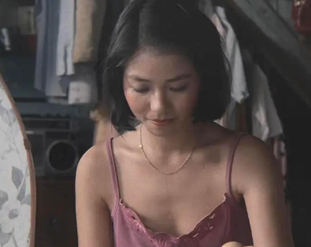 钟楚红在80年代成为性感港星代名词,她的身材火辣,出演了多部猛片.