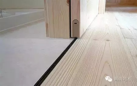 那些一边铺木地板一边铺地砖的,中间接缝原来这样衔接的啊