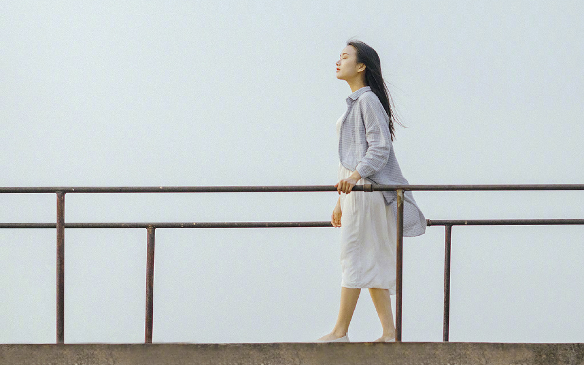 清新文艺美女户外养眼写真图片桌面壁纸