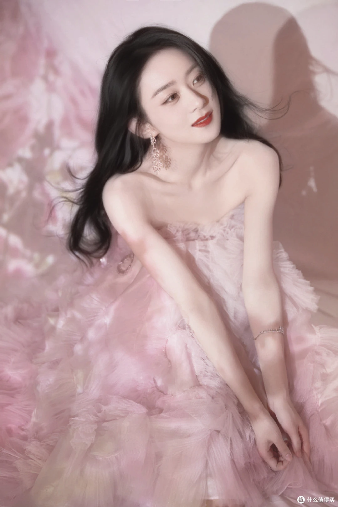 赵丽颖以一袭ralphrusso粉色爱心高定礼裙亮相