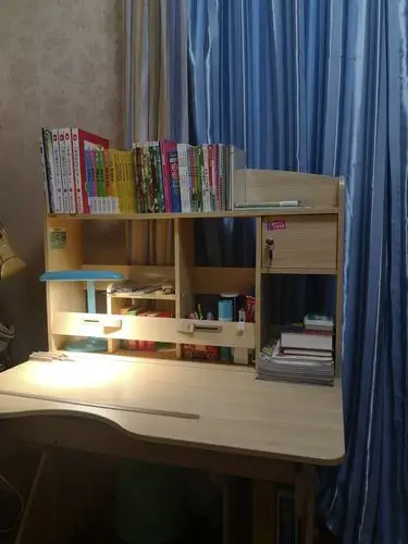 最后我把书本重新整理好放回书桌上,再把字典,笔筒等物品换了一下