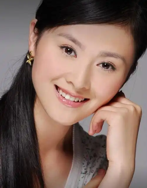 39岁的沈腾在儿子百日宴上晒照,王琦产后也迅速瘦出了尖下巴