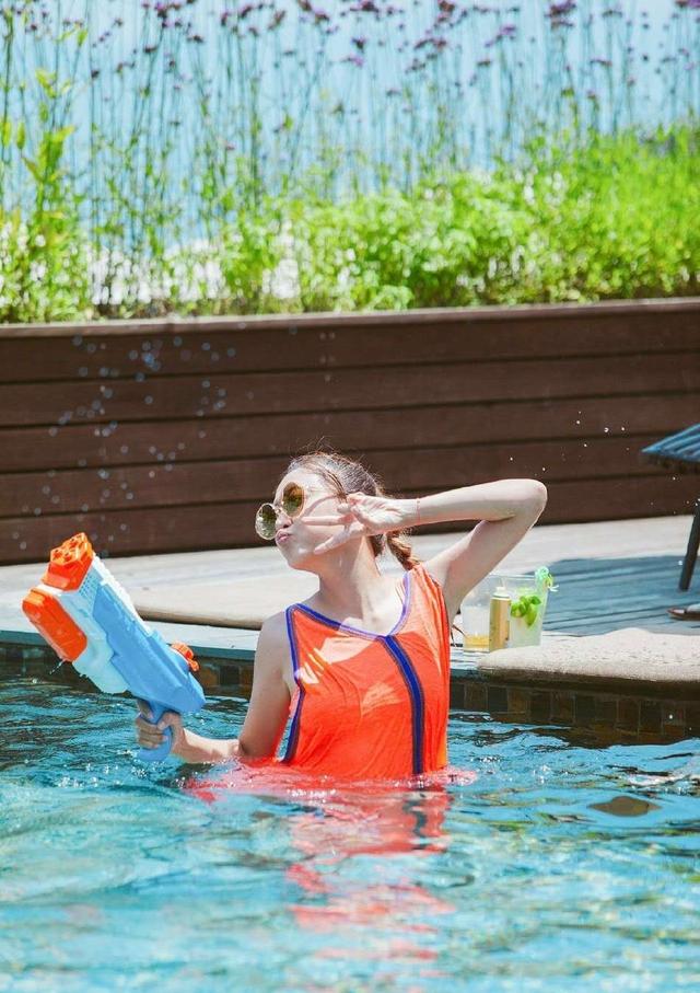 应采儿泳池玩水,穿橘色泳衣身材超火辣,一点看不出是两孩子的妈