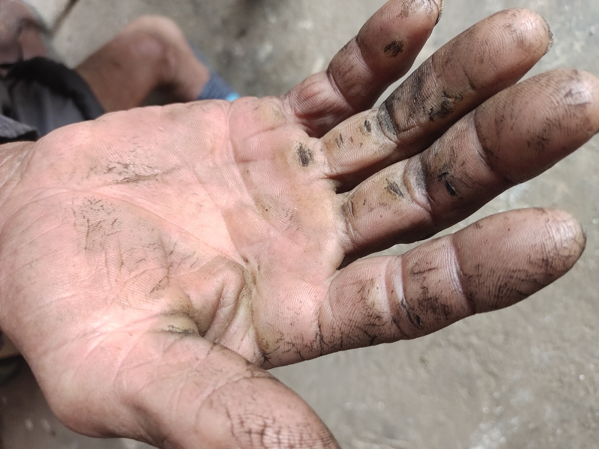 老农民苍老有力的手