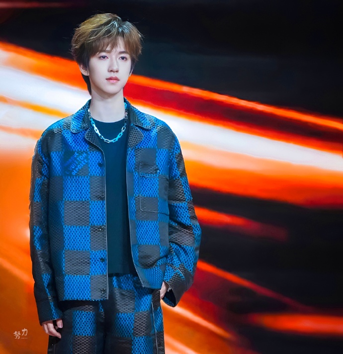 微博之夜新图##贺峻霖 梦蝶破笼