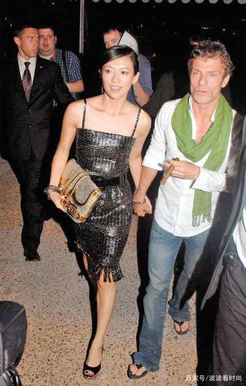 年轻时的章子怡身材也迷人,亮片修身裙曲线曼妙,淡妆照样有气质