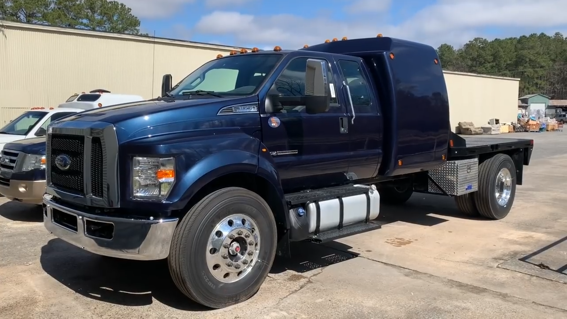 【卡车爱好者】福特f650重载皮卡拖车带房箱(剪辑)